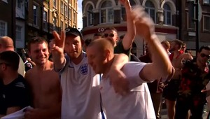 Viac ako 117 000 futbalových fanúšikov podpísalo petíciu za voľný deň, ak sa Angličania stanú majstrami