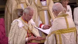 Korunovácia Karola III. na JOJ 24. Pozrite si sľub nového panovníka a akt korunovácie