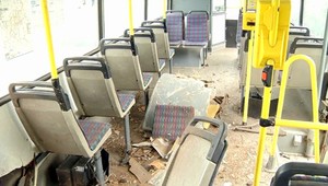 Autobusu vybuchla pneumatika. Odstrelila sedadlo s cestujúcou!