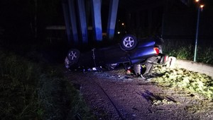 Muž (35) nedal na križovatke prednosť autu, po náraze vyletel z mosta