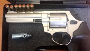 Spor dvoch študentov skončil streľbou. Mladík mal spolubývajúceho trafiť do tváre