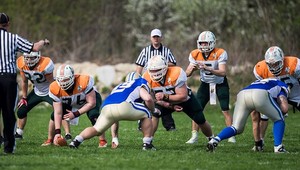 Monarchovia sa v bahennom kúpeli prebrodili do finále