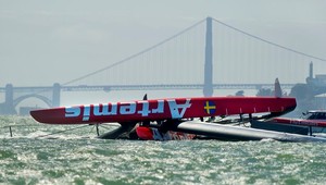 Prevrátený katamarán zabíjal na mori pod Golden Gate