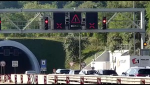V tuneli Sitina sa zrazili štyri autá. Zdržanie môže byť viac ako 40 minút