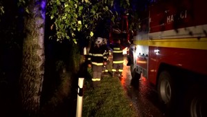 FOTO: Blesk podpaľač. Zasiahol komín a strecha bola razom v plameni