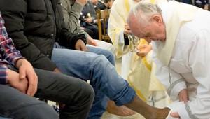 Pápež umyl nohy mladistvým väzňom, tak ako Ježiš učeníkom