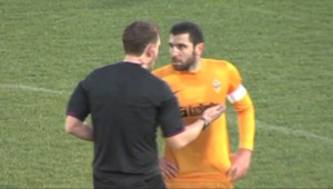 Kapitánovi Weissovho Kairatu preplo! Chcel prizabiť rozhodcov, duel nedohrali!