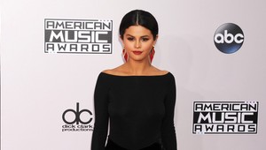 Selena Gomez v posteli a priesvitnej podprsenke! Odfotil ju nový milenec