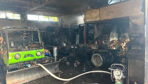 V Bratislave horel sklad autosúčiastok, príčinou bol zrejme elektrický skrat