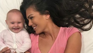 FOTO: Modelka dojčila dcéru počas prehliadky