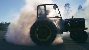 Dve deti zahynuli pod kolesami traktora, za volantom ktorého sedel 13-ročný chlapec