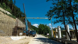 Inšpektori práce kontrolovali zamestnancov, jeden sa skryl pod stôl