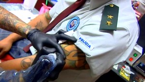 Potetovaní muži v uniformách to nemajú jednoduché