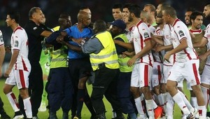 Keď si domáci, ruže ti zakvitnú! Nezištná pomoc rozhodcu R.Guinei