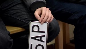 Na dopravný inšpektorát prišiel muž prihlásiť svoje auto do evidencie opitý. Polícia ho eskortovala