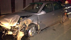 Ožratý šofér Peter (20) zdemoloval auto pred krčmou. Hrozí mu rok basy