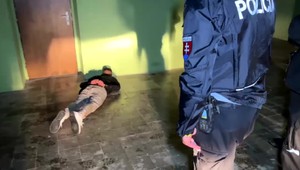 Tínedžeri sa na cudzom aute preháňali ulicami. Policajnú naháňačku ukončila až nehoda