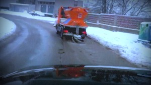 Cestár-umelec. Takto sa posýpajú bratislavské cesty