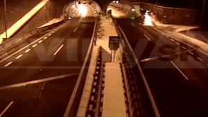 VIDEO: Vodič autom letel vo vzduchu. Po dopade vyšiel po vlastných