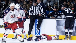 Tvrdý lakeť rozhodcu poslal hokejistu Columbusu na nosidlách z ľadu