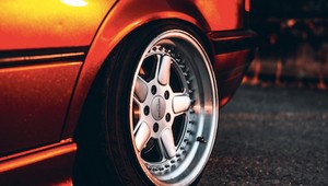 Desivá smrť mladej ženy (†20). Živú ju vláčilo po ceste auto