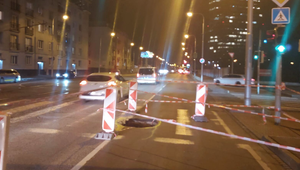 V Bratislave na Vajnorskej sa prepadla vozovka. Premávku museli obmedziť