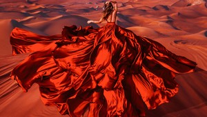 Ruská fotografka kombinuje fascinujúcim spôsobom fotografie krajiny a vznešených šiat