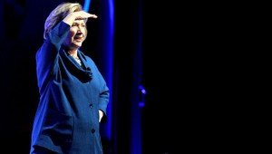 Máme dosť vašich prekliatych e-mailov, podporil protikandidát Clintonovú