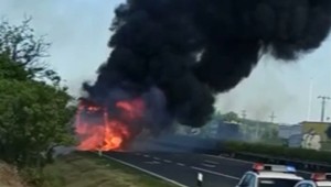 Víťazná cesta zo zápasu sa skončila nešťastne: Futbalistom zhorel po zrážke autobus