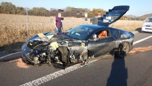 Nebezpečne rýchla jazda a precenenie svojich schopností. Luxusný športiak skončil vo zvodidlách