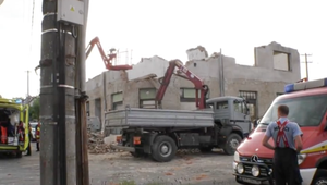 Muž spadol zo štvormetrovej výšky a zavalila ho suť. Pri búraní budovy sa s ním odtrhol balkón