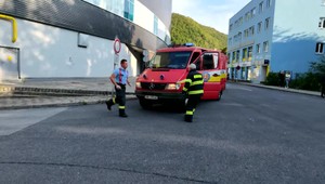 Tínedžerka leží v ťažkom stave v nemocnici. V nákupnom centre spadla z 15-tich metrov na betónovú cestu