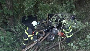 Hrozivá nehoda pri Zvolene: Havaroval mladý vodič kabrioletu, skončil medzi stromami
