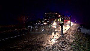 Tragická čelná zrážka. Jeden mladík zomrel, dvaja bojujú o život