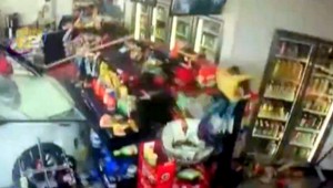 VIDEO: Minivan vrazil do benzínovej pumpy