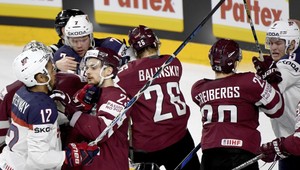 Po začiatočnom zdráhaní Američania premohli Lotyšov, Fíni sa popasovali s Nórmi