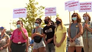 Odborárov neodradil ani zákaz zhromažďovania sa. Prišli štrajkovať po skupinkách