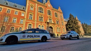 Na súde v Trenčíne nahlásili bombu: Žena obvinená z vraždy manžela sa tak pred sudcu nepostaví