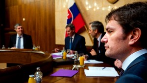 Pravica sa háda. V hre sú ešte parlamentné výbory