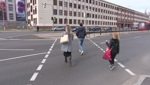 Zebry pre chodcov na našich cestách začínajú nahrádzať miesta na prechádzanie