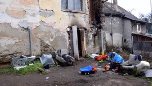 Rodičia troch malých detí skončili vo väzbe. Týrať mali dvojročného Martinka