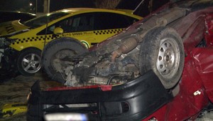 Tragická nehoda na strednom Slovensku. Po zrážke auta s taxíkom zahynula 51-ročná žena