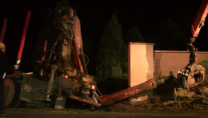 Nákladiaku sa počas jazdy uvoľnila hydraulická ruka. Ničila všetko, čo jej stálo v ceste