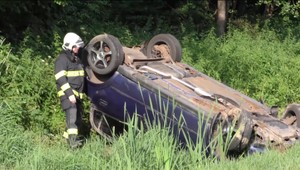 Mladý vodič skončil po nehode v nemocnici. Pri riskantnom predbiehaní sa prevrátil s autom na strechu