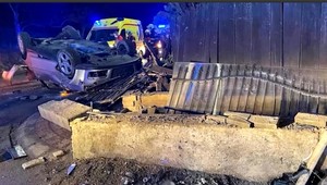 Auto skončilo v plote rodinného domu. Iné v minulosti vletelo majiteľom takmer do kuchyne