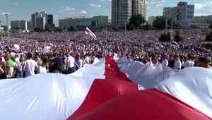 Prezident Lukašenko pripustil nové voľby, je ochotný rokovať. Búriť sa začali aj zamestnanci bieloruskej televízie