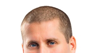 V parlamente skolaboval jeden z poslancov. Odviezla ho záchranná služba