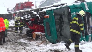 Tatrovka plne naložená drevom skončila v priekope