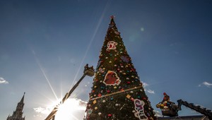 Tragédia v centre mesta. Muž vyliezol na vianočný stromček, zomrel