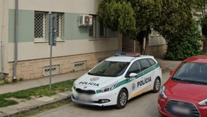 Rozruch na policajnej stanici! Chlap vbehol do kuchynky, zobral príbor a pichol sa